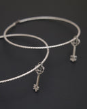 Orecchini cerchio grande diamantato in acciaio - Chiave cuore