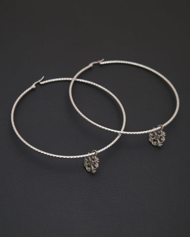 Orecchini cerchio grande diamantato in acciaio - Fiore gotico