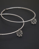 Orecchini cerchio grande diamantato in acciaio - Fiore gotico