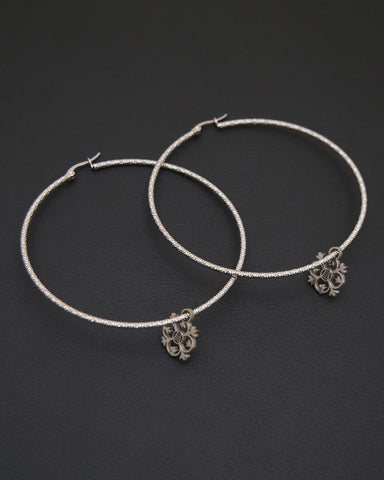 Orecchini cerchio medio diamantato in acciaio - Fiore gotico