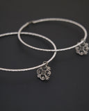 Orecchini cerchio medio diamantato in acciaio - Fiore gotico