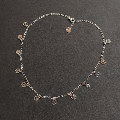 Collana girocollo 12 mini pendenti in acciaio - Fiore gotico