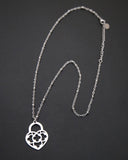 Collana corta con sfere in acciaio - Lucchetto cuore traforato
