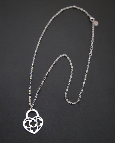 Collana corta con sfere in acciaio - Lucchetto cuore traforato