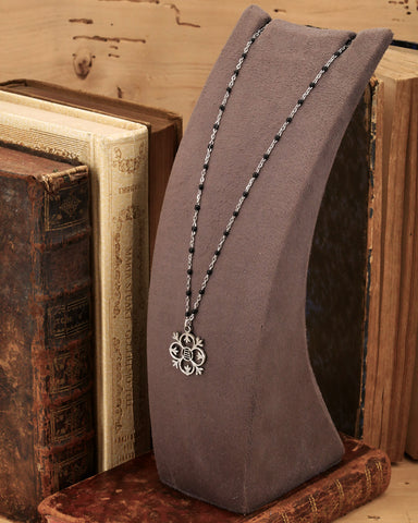 Collana corta con sfere nere in acciaio - Fiore gotico