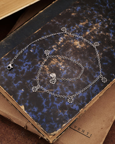 Collana girocollo in acciaio con 6 mini pendenti  Fiore gotico