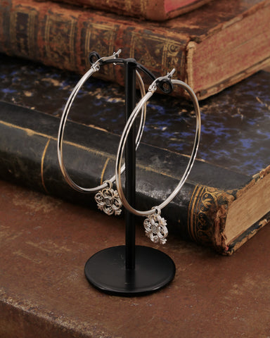 Orecchini cerchio in acciaio - Fiore gotico