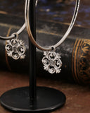 Orecchini cerchio in acciaio - Fiore gotico