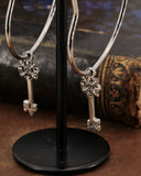 Orecchini cerchio "cuore" in acciaio - Chiave fiore gotico