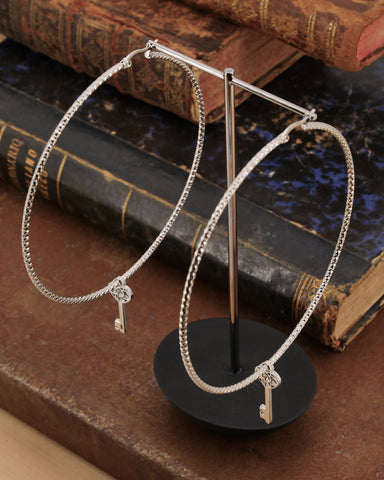 Orecchini cerchio grande diamantato in acciaio - Chiave cuore