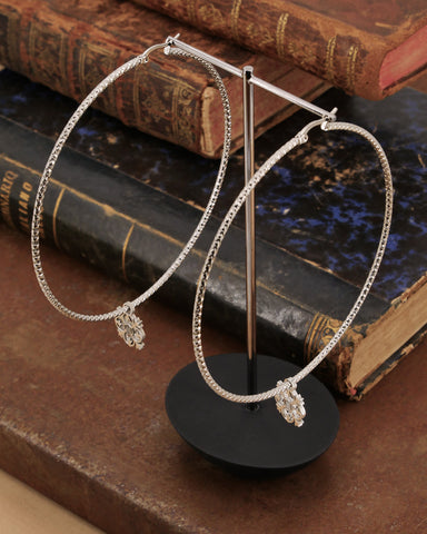 Orecchini cerchio grande diamantato in acciaio - Fiore gotico