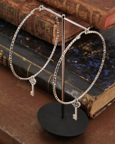 Orecchini cerchio medio diamantato in acciaio - Chiave cuore