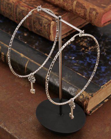 Orecchini cerchio medio diamantato in acciaio - Chiave fiore gotico