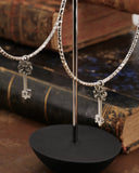 Orecchini cerchio medio diamantato in acciaio - Chiave fiore gotico