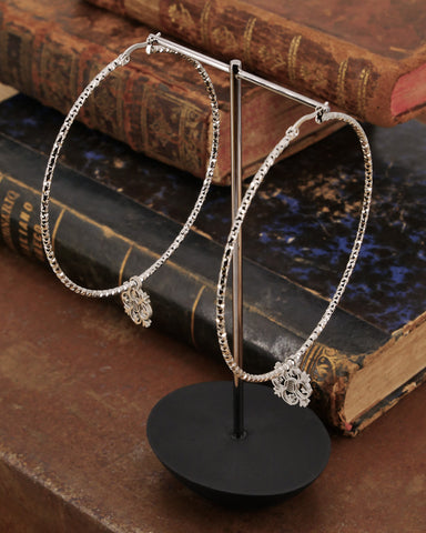 Orecchini cerchio medio diamantato in acciaio - Fiore gotico